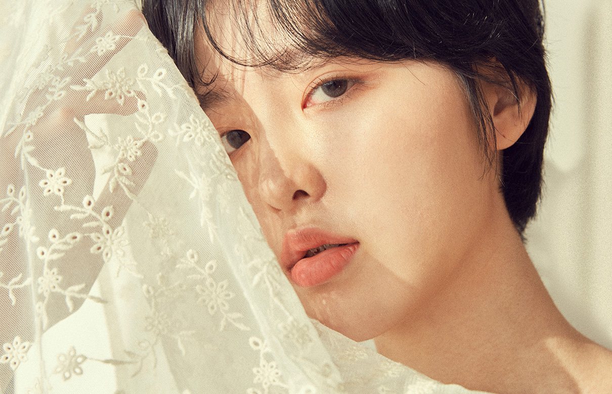 리본눈성형 광고 모델(레이스 커튼에 기댄 짧은 머리)