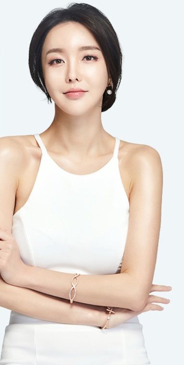 사후관리 광고 모델(팔짱 낀 흰 민소매)