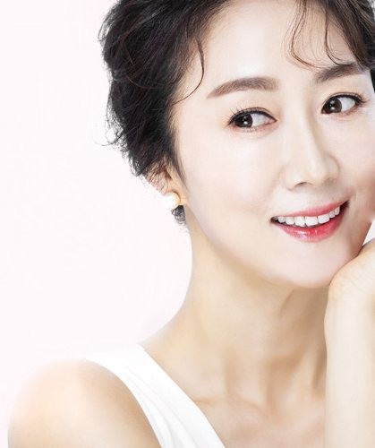 리본 리프팅 광고 모델(볼에 손을 댄 중년 여성)